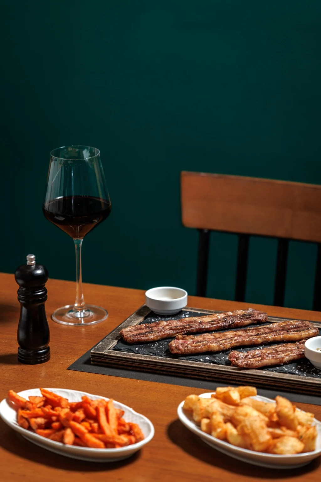 Vino y cortes recién asados en el cálido ambiente de Picanha