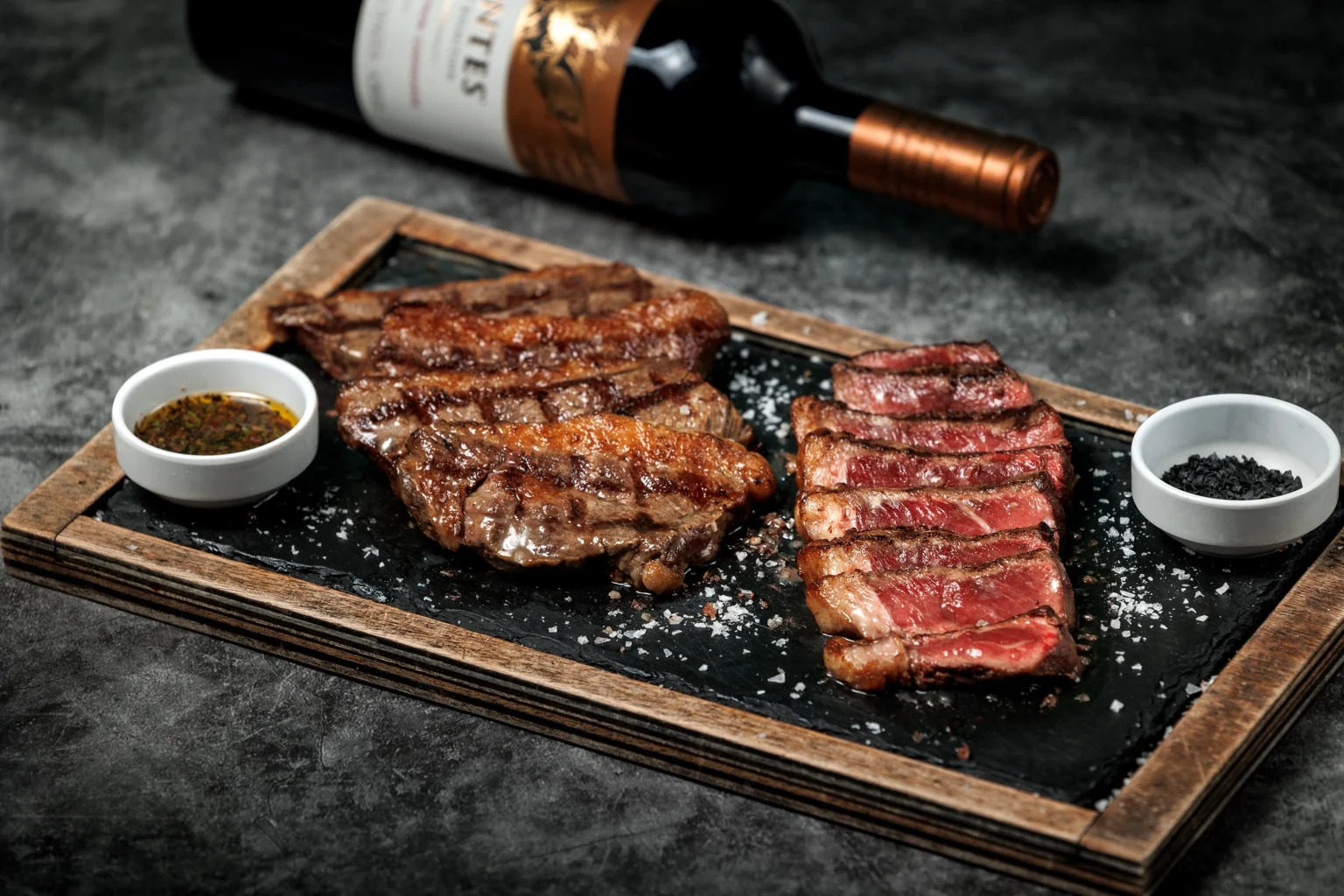 Picanha recién asada, cortada sobre una tabla, con sal y vino