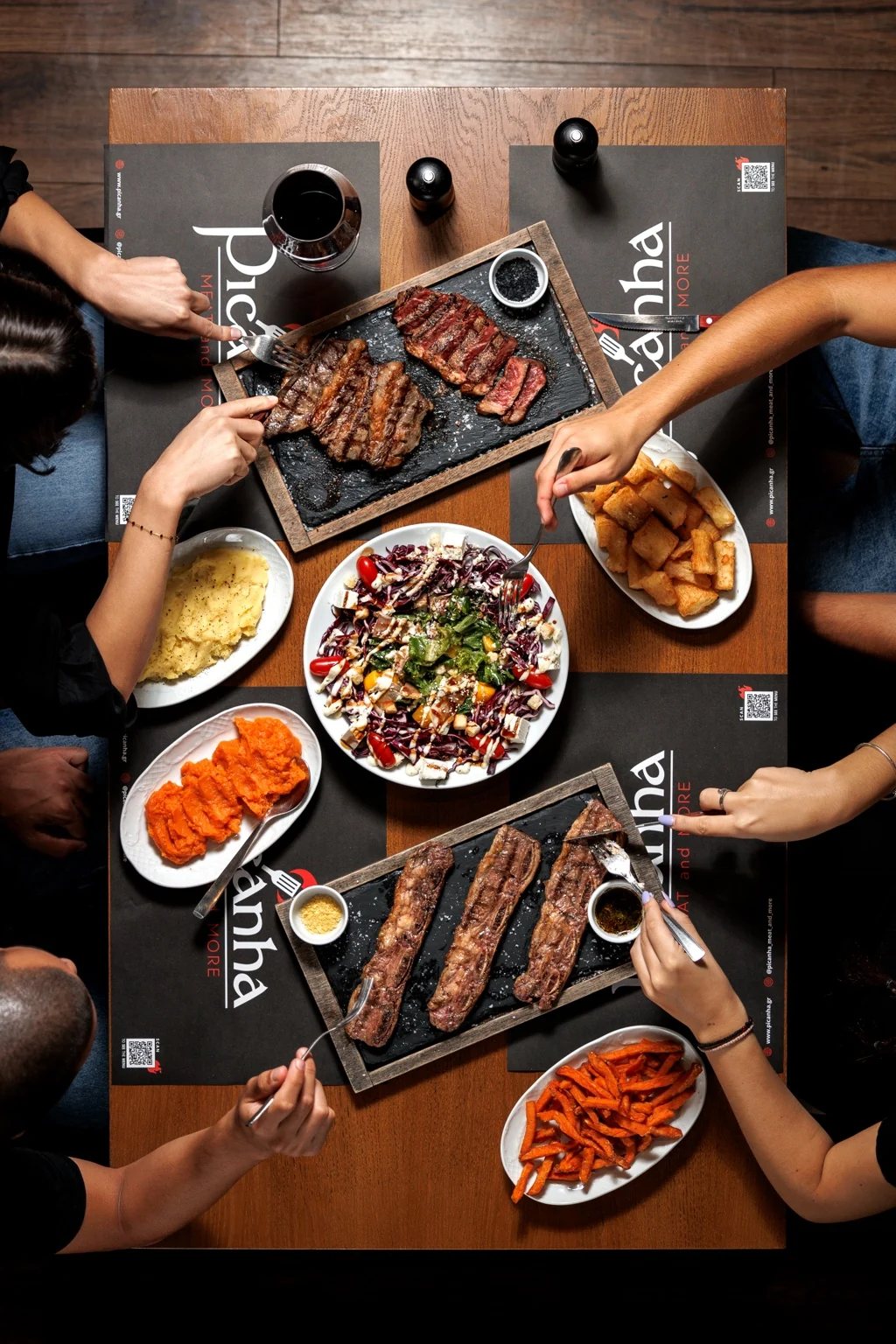 Amigos comparten cortes y acompañamientos brasileños en Picanha